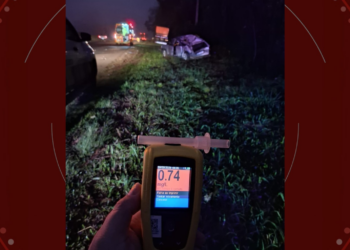 Caminhoneiro bate em árvore e fica preso às ferragens após atingir carro dirigido por idoso bêbado em rodovia do Paraná