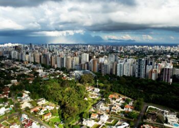 De R$ 300 a R$ 1,5 mil: bairros de Curitiba têm alta de 61% em taxas de condomínios e pressionam orçamentos; veja valores