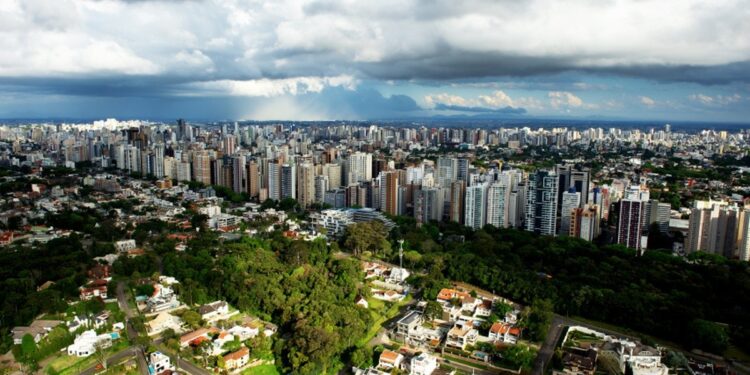 De R$ 300 a R$ 1,5 mil: bairros de Curitiba têm alta de 61% em taxas de condomínios e pressionam orçamentos; veja valores