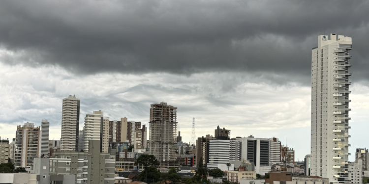 Paraná recebe aviso de chuvas intensas com ventos de até 100 km/h; veja cidades sob alerta e a previsão do tempo