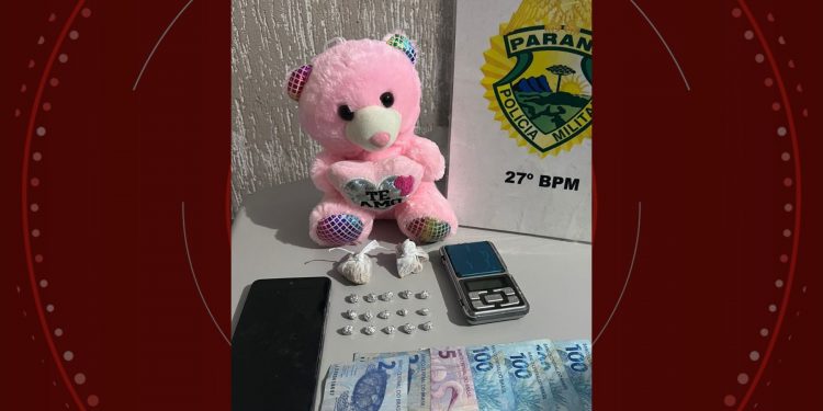 Ursinho de pelúcia recheado com drogas: traficante é flagrada escondendo crack dentro de brinquedo, no Paraná