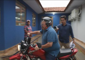 'Vou em casa e já volto': vereador cassado por compra de voto foge de moto após pergunta de repórter