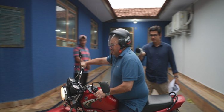'Vou em casa e já volto': vereador cassado por compra de voto foge de moto após pergunta de repórter
